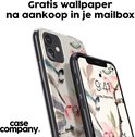 Twee smartphones met een bloemenprinthoes. De achtergrond toont een deel van de print.