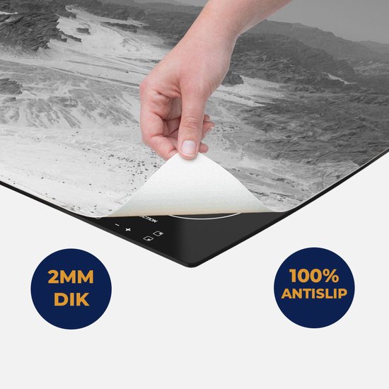 Chefcare Inductie Beschermer Bergen in de Woestijn in Egypte - Zwart Wit - 65x50 cm - Afdekplaat Inductie - Kookplaat Beschermer - Inductie Mat