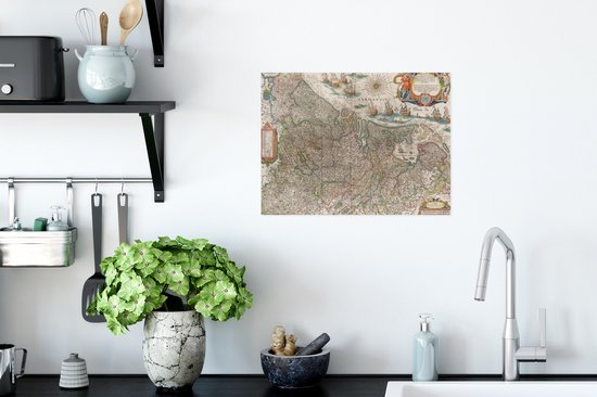 Carte historique des Pays-Bas accrochée à un mur de cuisine au-dessus d'un comptoir.