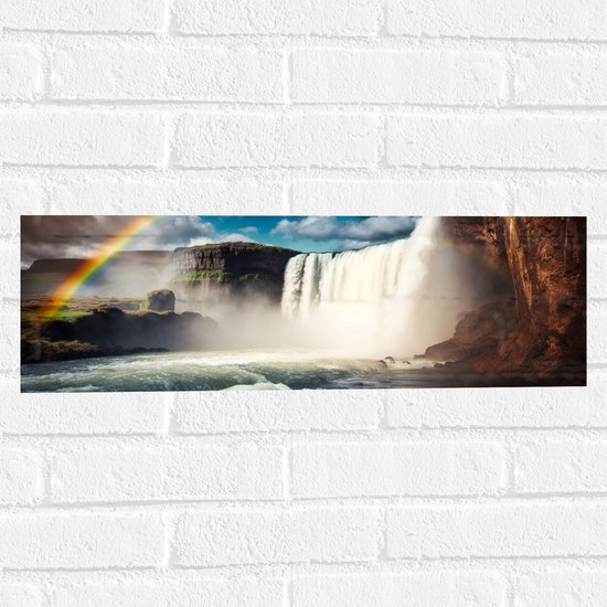Muursticker - Grote Heldere Regenboog boven Meer bij Watervallen - 60x20 cm Foto op Muursticker