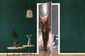 Deurposter - Schotse hooglander - Dieren - Koe - Natuur - Deursticker - Fotobehang deur - Deur decoratie - Sticker zelfklevend - Slaapkamer - 95x235 cm - Toilet - Badkamer