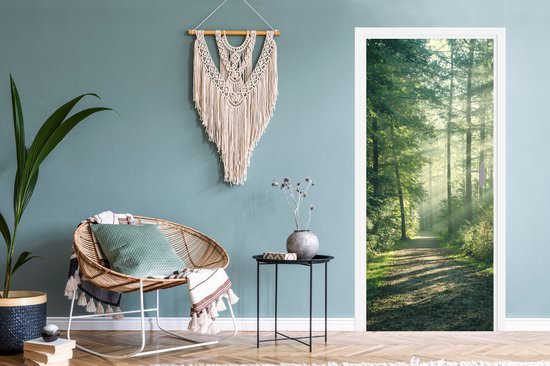 Deurposter 85x205 cm - Deursticker Bos - Pad - Zon - Bomen - Groen - Natuur - Meubelfolie zelfklevend - Deurfolie woonkamer - Interieurfolie fotobehang - Deur plakfolie - Deurstickers - Deurbehang sticker - Kamer decoratie