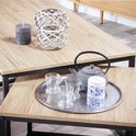 Détail d'une table basse avec plateau en bois, avec une théière et des verres sur un plateau.