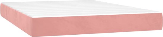 Matelas rose avec un bord en velours.