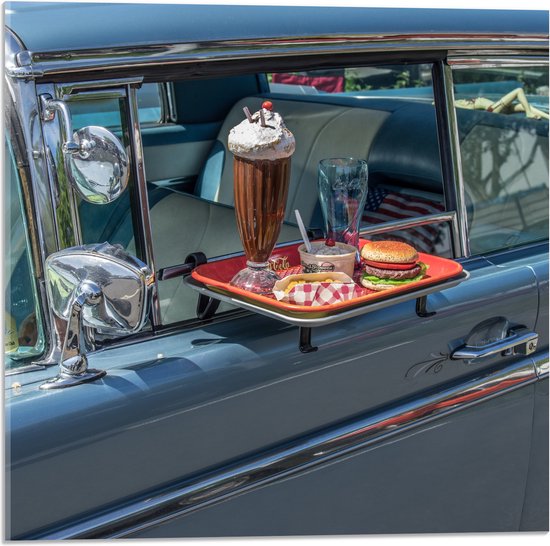 Acrylglas - Dienblad met Snacks bij Lichtblauwe Auto - 50x50 cm Foto op Acrylglas (Met Ophangsysteem)