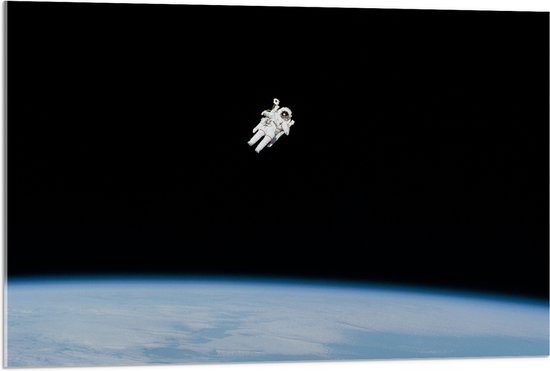 Acrylglas - Astronaut Vliegend in Heelal Rondom Aarde - 90x60 cm Foto op Acrylglas (Wanddecoratie op Acrylaat)