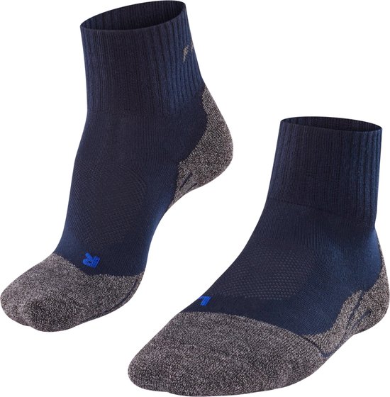 Donkerblauwe korte Falke wandelsokken met grijze hiel en teen, en blauwe 'L' en 'R' markeringen.