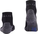 Chaussettes de randonnée Falke noires, partie arrière avec renfort gris. Logo Falke sur le mollet.