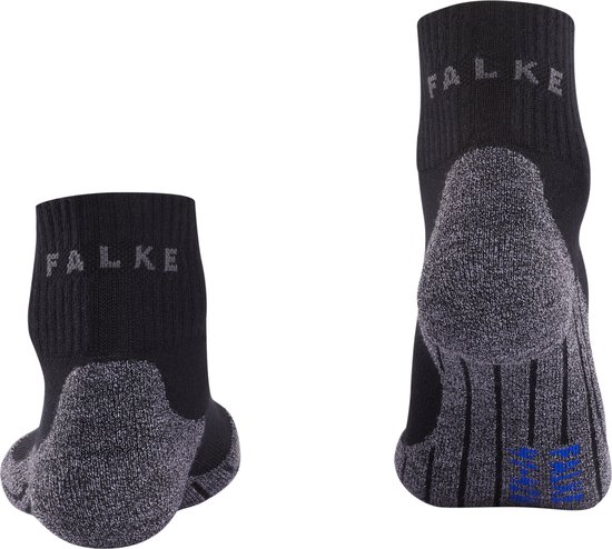 Chaussettes de randonnée Falke noires, partie arrière avec renfort gris. Logo Falke sur le mollet.