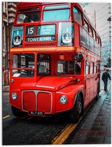 Dibond - Traditionele Rode Toeristenbus door de Straten van Londen - 60x80 cm Foto op Aluminium (Wanddecoratie van metaal)