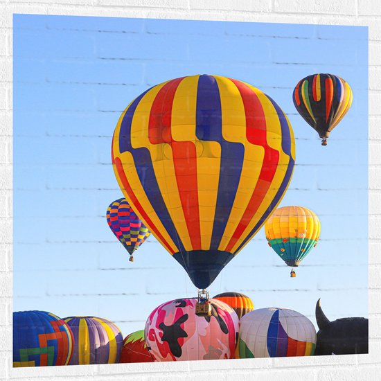 Muursticker - Zee van Kleurrijke Luchtballonnen - 100x100 cm Foto op Muursticker