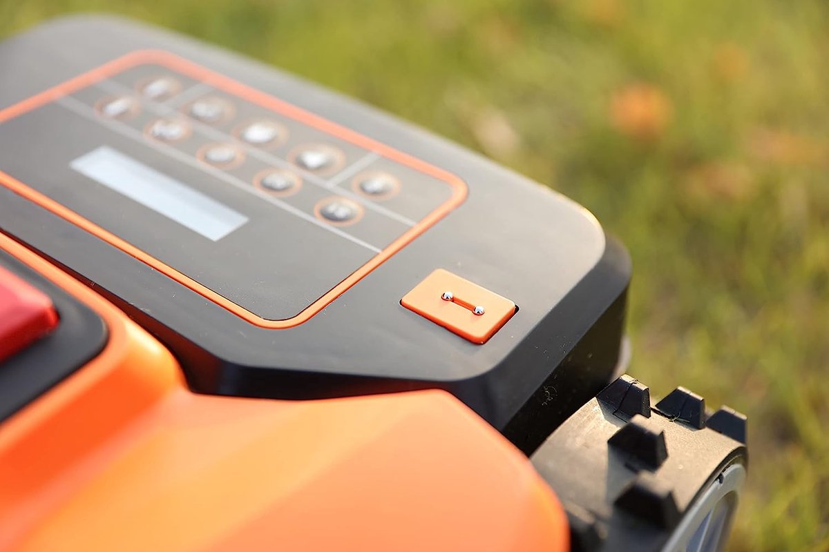 Afbeelding 3 van Yard Force XPower 400 - Robotgrasmaaier - Grasmaaiers - 400m² - Bluetooth en App besturing - Regensensor - 40% Helling - 20V Li-Ionen Accu - Zwart/Oranje - Yardforce - Robotmaaiers - Grasmaaier