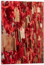 Acrylglas - Rode Sleutelhangers met Chinese Tekens aan een Muur - 50x75 cm Foto op Acrylglas (Wanddecoratie op Acrylaat)