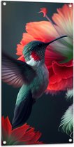 Tuinposter – Close-up van Kolibrie Vliegend bij Rode Bloeiende Bloemen - 50x100 cm Foto op Tuinposter (wanddecoratie voor buiten en binnen)