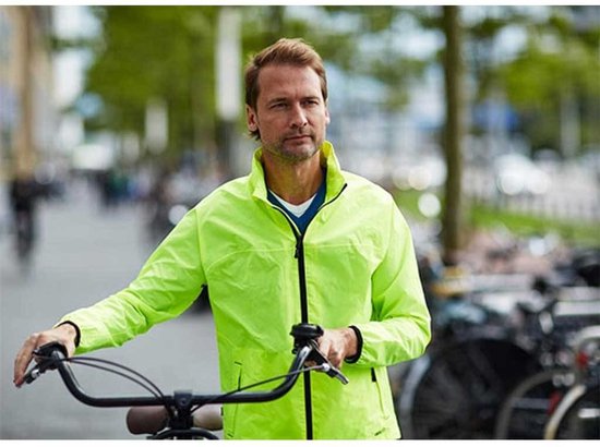Man met fiets draagt een felgele, ademende en waterdichte regenjas met rits.