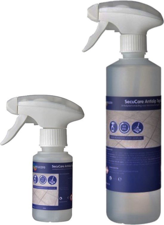 Twee flessen SecuCare Antislip Tegel spray, een grote en een kleine, naast een blauwe emmer, mop en doeken.