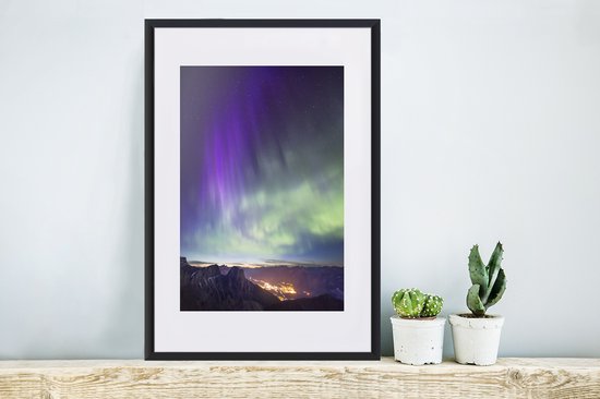 Photo en cadre - Aurores boréales au-dessus du parc national Banff au Canada Cadre photo noir avec passe-partout blanc 40x60 cm - Affiche sous cadre (Décoration murale salon / chambre)