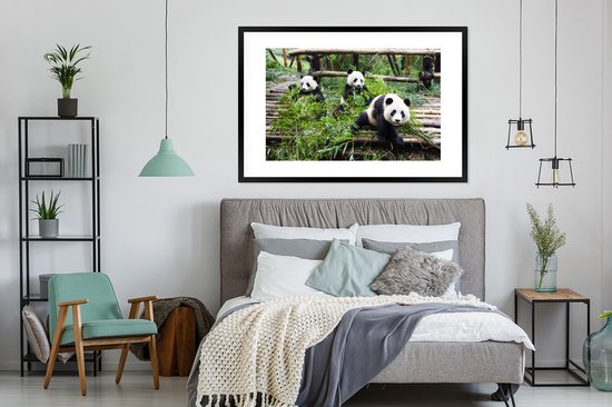 Jeunes pandas mangeant 120x80 cm