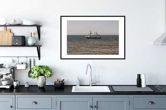 Photo encadrée - Cadre photo Bateau de pêche sur la mer du Nord 90x60 cm - Affiche encadrée (Décoration murale salon / chambre) / Mer et plage