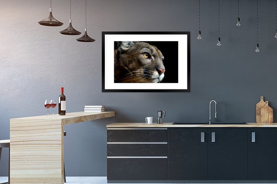 Photo encadrée - Puma sur fond noir cadre photo noir avec passe partout blanc 60x90 90x60 cm - Affiche encadrée (Décoration murale salon / chambre)