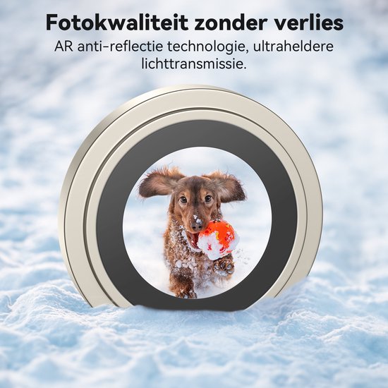 Een zilverkleurige cameralensbeschermer met een foto van een hondje met een bal in de sneeuw. "Fotokwaliteit zonder verlies"