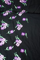 Viscosemix zwart met paarse geborduurde bloemetjes 1 meter - modestoffen voor naaien - stoffen