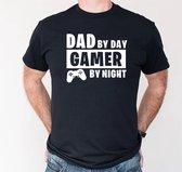 Tshirt - Dad By Day Gamer At Night - Vaderdag - Zwart - Maat XS
