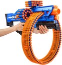 Een hand houdt een blauwe en oranje speelgoedblaster vast met een rond magazijn.