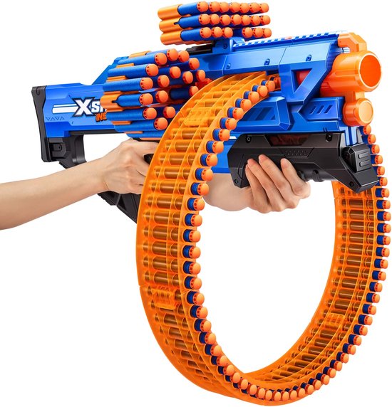 Een hand houdt een blauwe en oranje speelgoedblaster vast met een rond magazijn.