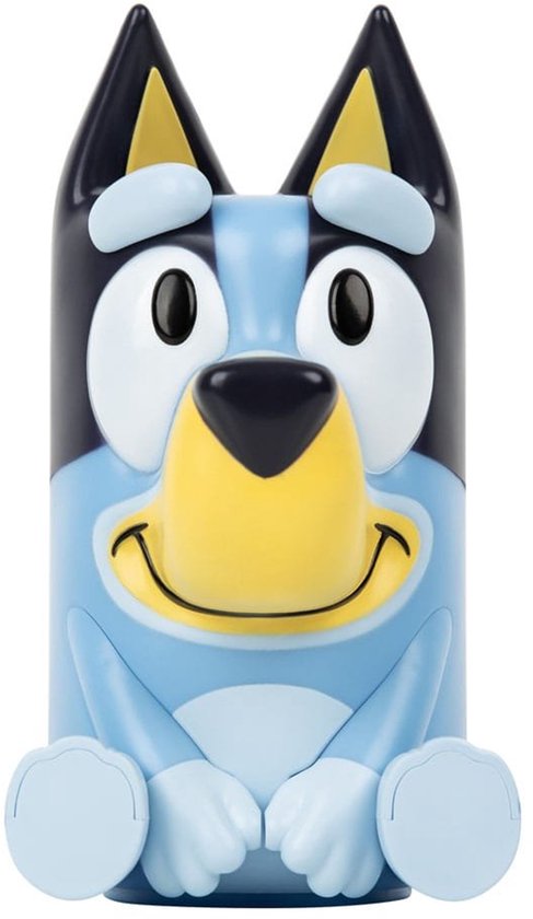 Lichtblauwe Bluey-figuur met donkerblauwe en gele accenten, van voren gezien.