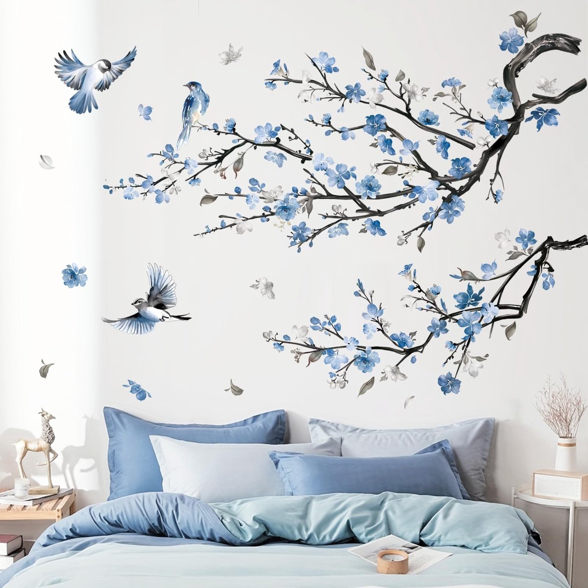 Dailygoods - Dailygoody - Muurtattoo vogels - Bloemen muursticker - Stijlvolle wanddecoratie - Blauwe muursticker - Geschikt voor slaapkamer en woonkamer - Perfect