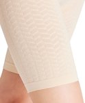 Nude-kleurige short met een subtiel diamantpatroon, gedragen op de bovenbenen.