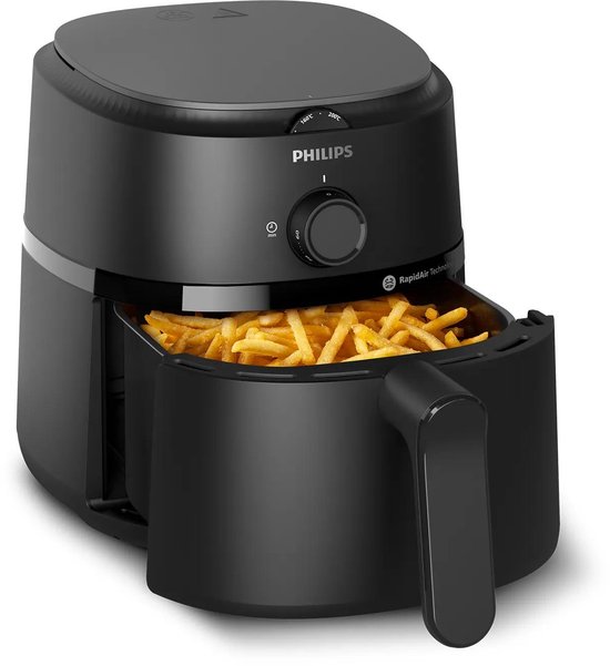 Zwarte Philips Airfryer met de mand open en gevuld met frietjes, van voren gezien.