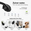Zwarte douchekop met filter en demonstratie van power wash voor toilet, bad, vloer en hond.