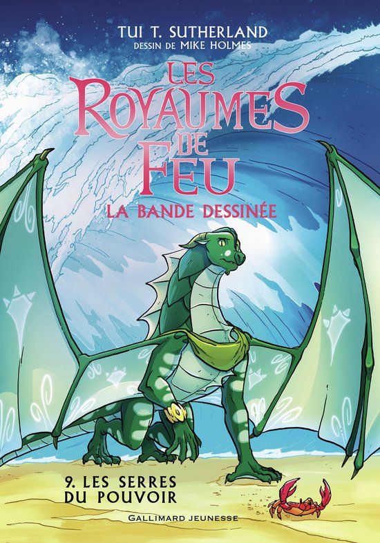 Un dragon vert aux ailes déployées se tient sur une plage de sable devant une grande vague. Le titre 'Les Royaumes de Feu' est écrit en rose.