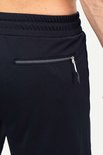 Detail van de achterkant van een zwarte tennisshort met rits.