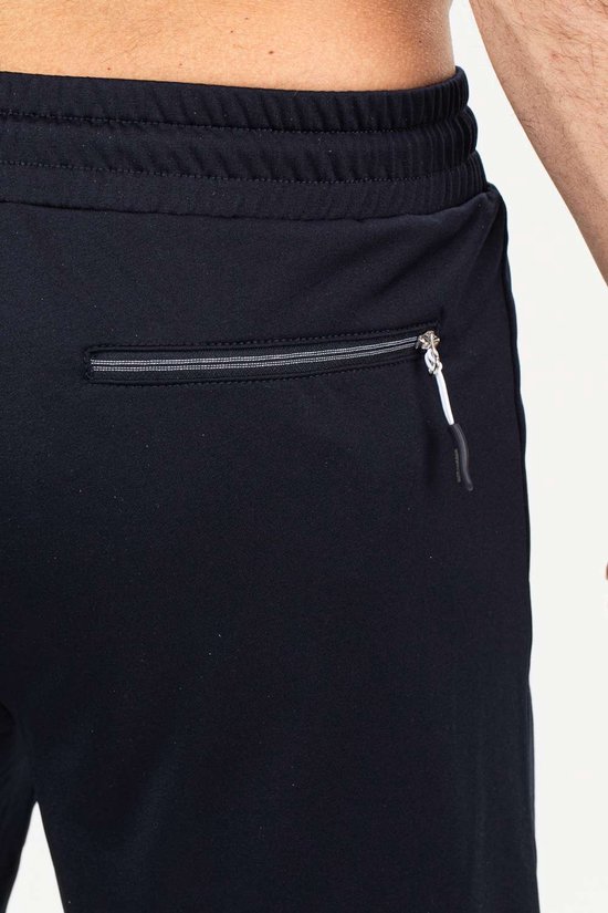 Detail van de achterkant van een zwarte tennisshort met rits.