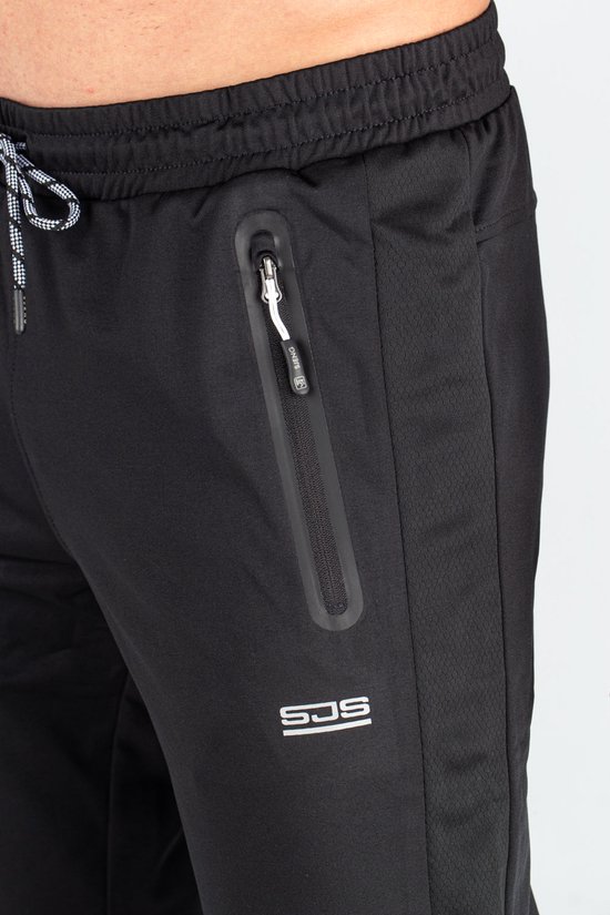 Detail van een zwarte trainingsbroek voor heren met ritszak, mesh en SJW-logo.