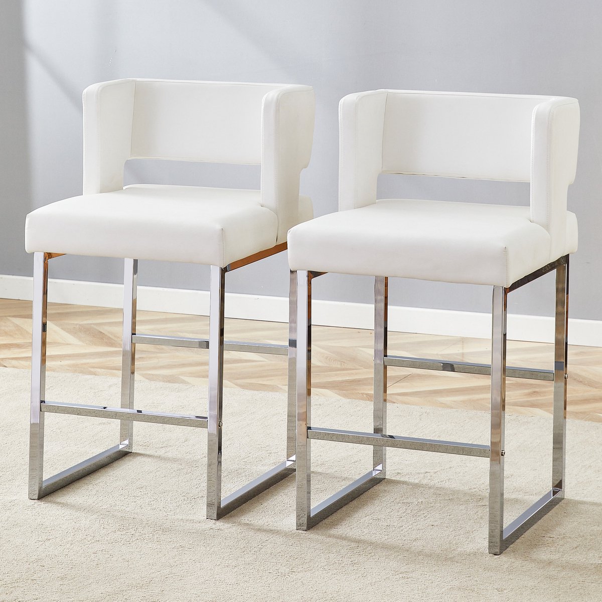 Set van twee barkrukken in Scandinavische stijl met een modern vierkant ontwerp, zilverkleurige metalen poten en een lichtgewicht en comfortabele constructie. Verkrijgbaar in verschillende kleuren.