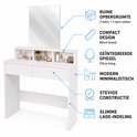 Moderne witte kaptafel met spiegel, twee lades en open vakken, met labels over afmetingen en functies.