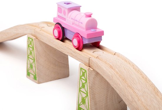 Roze en paarse speelgoedtrein met rode wielen, op een houten brug van een treinbaan.