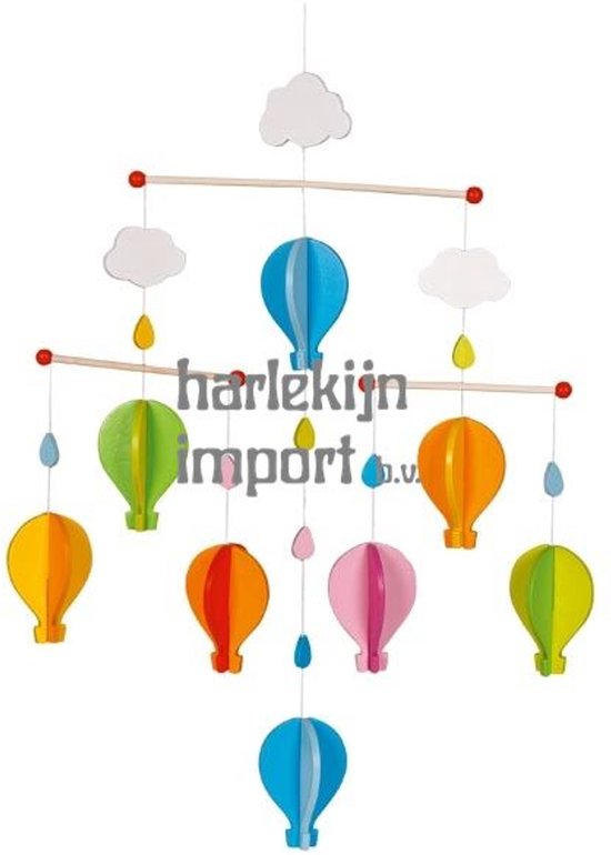 Houten baby-mobiel met zeven kleurrijke heteluchtballonnen, wolken en druppels in geel, oranje, roze, groen, blauw. "harlekijn import b.v." is zichtbaar.