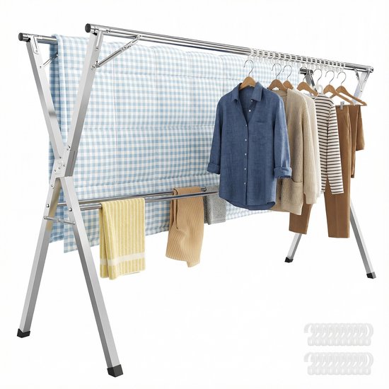 Porte-vêtements extensible argenté avec fond à carreaux bleu et blanc et divers vêtements et serviettes.