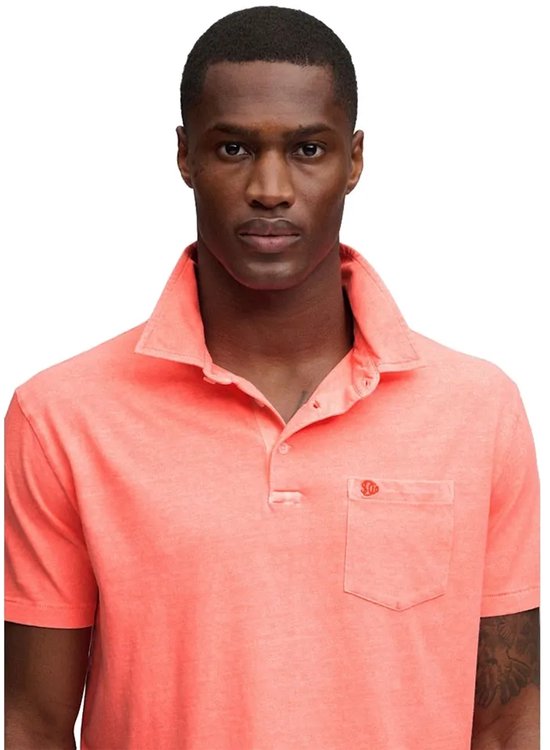 Close-up van een koraalrood, gemêleerd poloshirt met borstzak en knoopsluiting.