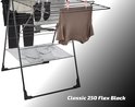 Zwart Classic 250 Flex droogrek met kleding, inclusief trui, sokken en broek.