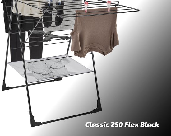Zwart Classic 250 Flex droogrek met kleding, inclusief trui, sokken en broek.