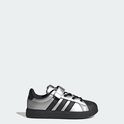 Zilverkleurige Adidas sneaker met zwarte neus en klittenband.