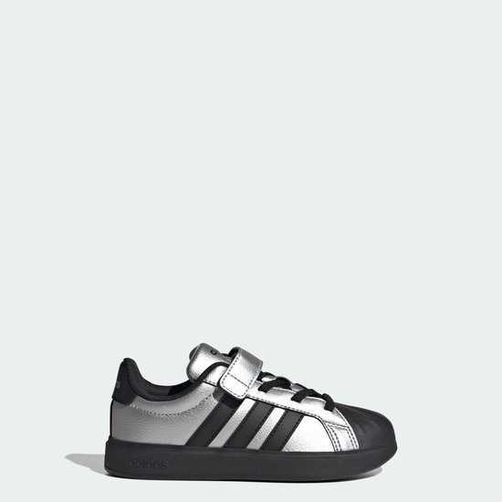 Zilverkleurige Adidas sneaker met zwarte neus en klittenband.