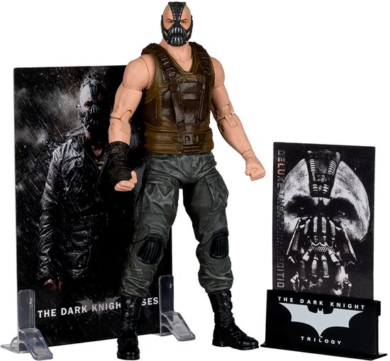 Actiefiguur van Bane, met masker, bruine vest en grijze broek, geflankeerd door "The Dark Knight Rises" achtergrondkaarten.