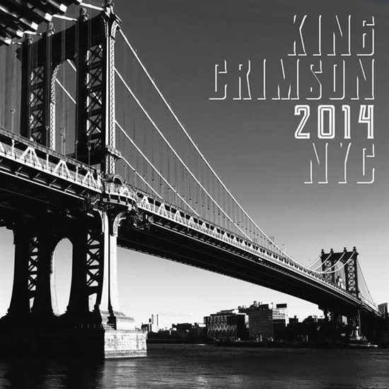 Zwart-wit foto van de Brooklyn Bridge in New York City. Tekst: KING CRIMSON 2014 NYC.